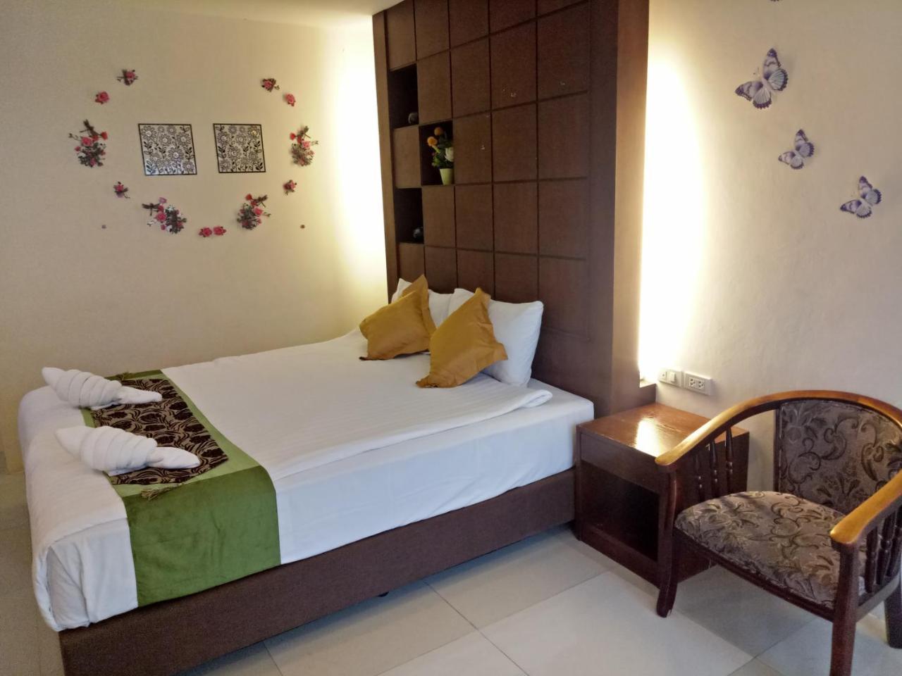 7 Sky Residency Hotel Patong Buitenkant foto