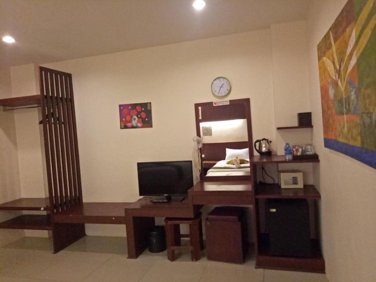 7 Sky Residency Hotel Patong Buitenkant foto